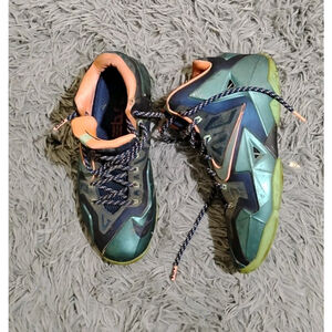 Nike LeBron 11 Miami vs Akron Men Size 8.5 Sneakers 616175-400